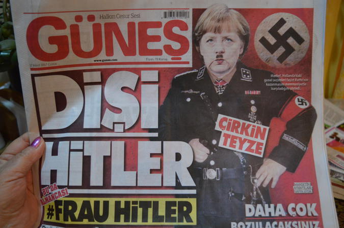 Немцы встретили канцлера криками «Хайль, Меркель»