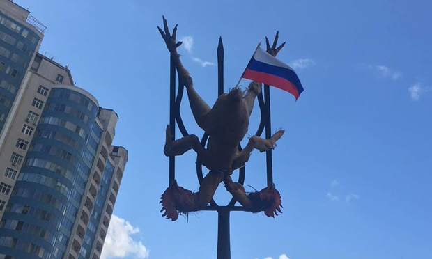 Нацисты принесли к посольству РФ в Одессе жареного «двуглавого орла»