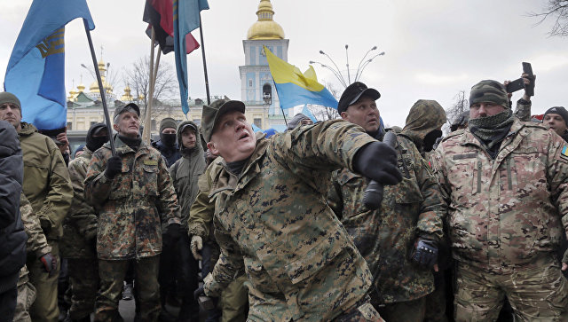 Как украинские националисты разрушили объединяющий страну символ единства
