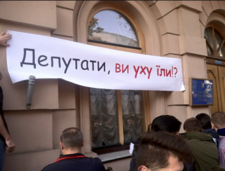 На укроТВ высмеяли предложение отменить 8-ое марта: «Депутаты, вы уху ели?»