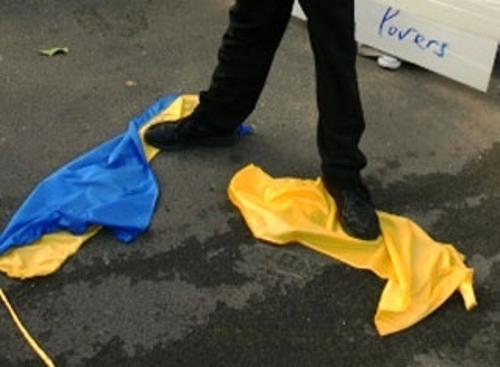 Западенец растоптал украинский флаг в Ивано-Франковске