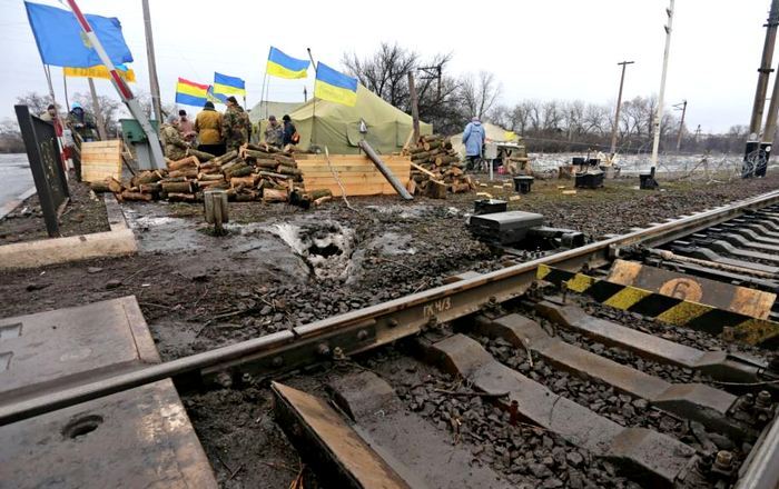 Тотальная блокада: Через час будут перекрыты все дороги в Донбасс