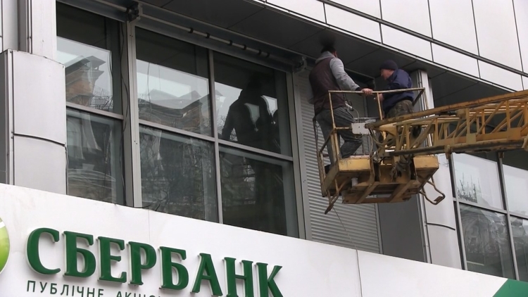 Радикалы агонизируют: ура-патриоты «воюют» с банками из РФ