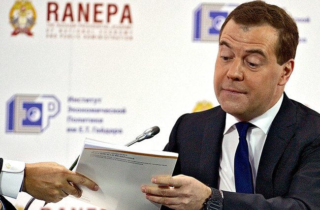 Bloomberg узнало о страхе Медведева за свой пост