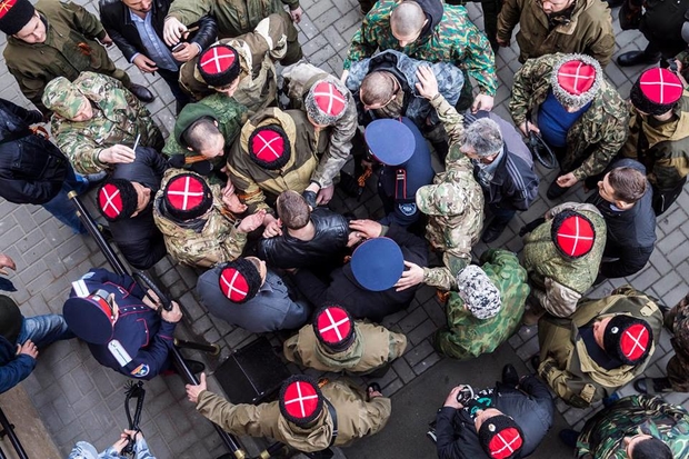 Казаки защищают Россию: сторонников Навального в Ростове огрели нагайками