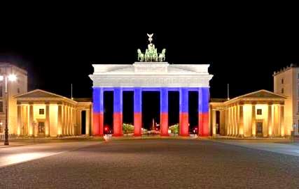 Германские неонацисты окрасили Бранденбургские ворота в цвета флага РФ