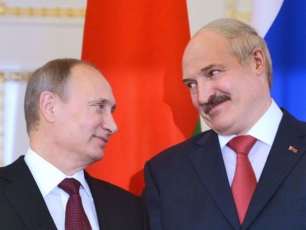 Спина к спине и отстреливаемся: чем Путин "подкупил" Лукашенко?