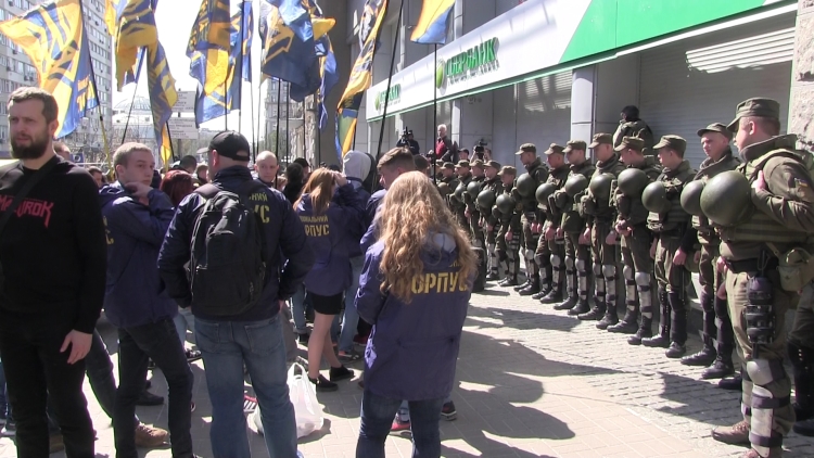 Радикалы "Азова" блокировали "Сбербанк" в центре Киева