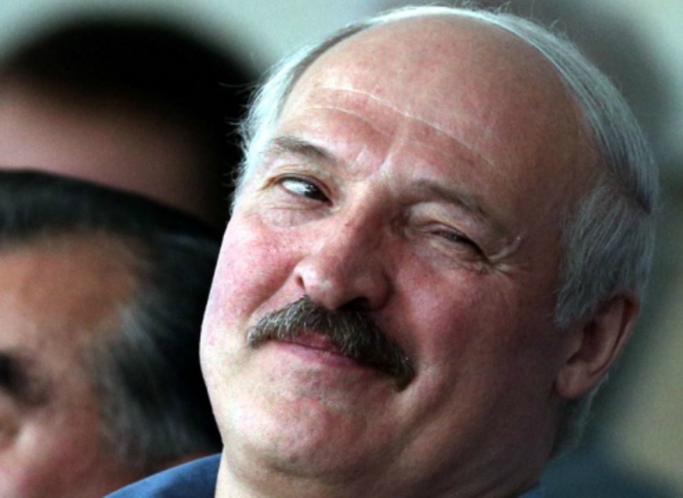 Попытка усидеть на двух стульях: Лукашенко давно ходит по грани