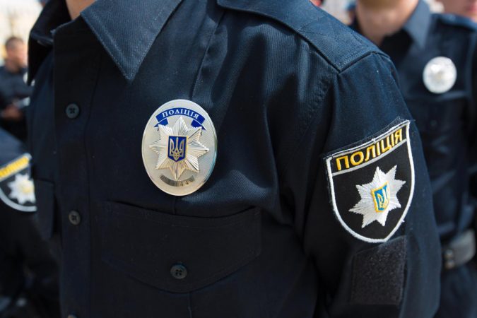 Так и не научился стрелять: украинский полицейский подстрелил коллегу