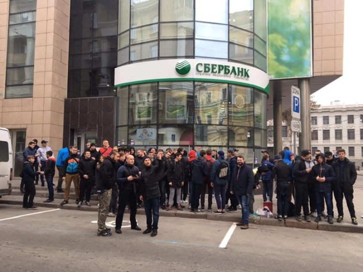Почему националистам в Харькове помешали блокировать «Сбербанк»?