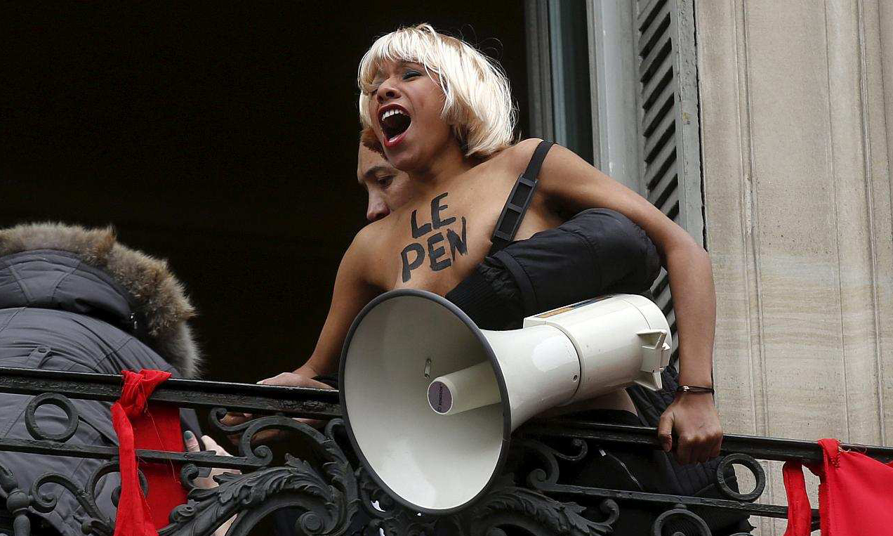 Украинки из Femen в Париже пытались сорвать выступление Ле Пен