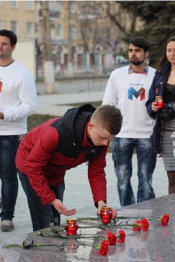Луганчане зажгли свечи в память о жертвах теракта в метро Санкт-Петербурга