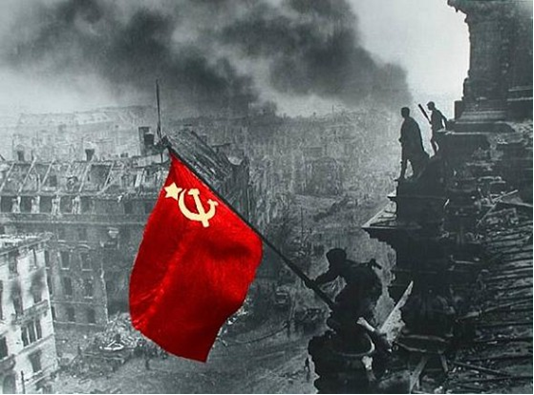 Польские власти запретили разворачивать "экстремистское знамя Победы"