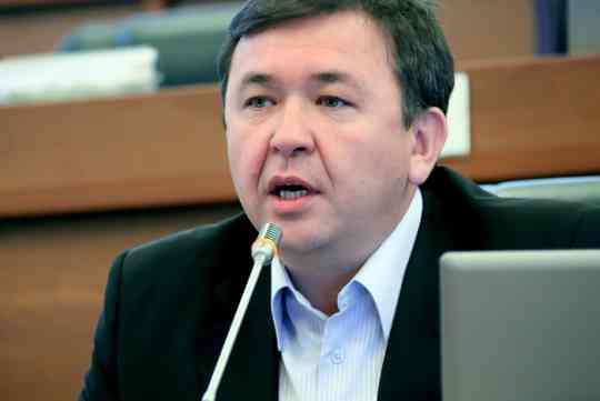 Депутат Арапбаев предлагает заменить в Киргизии русский язык на английский