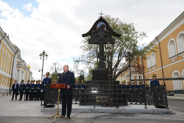 Восстановленный в Кремле крест сшивает разорванную историю России
