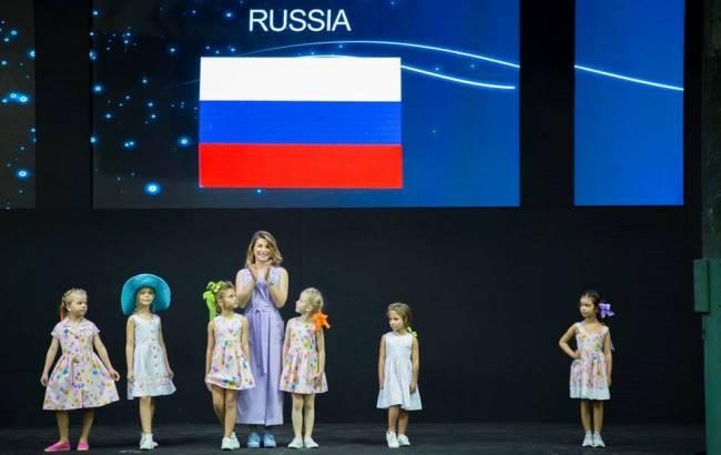 «Рука Кремля»: на Неделе моды украинского дизайнера выпустили под флагом РФ