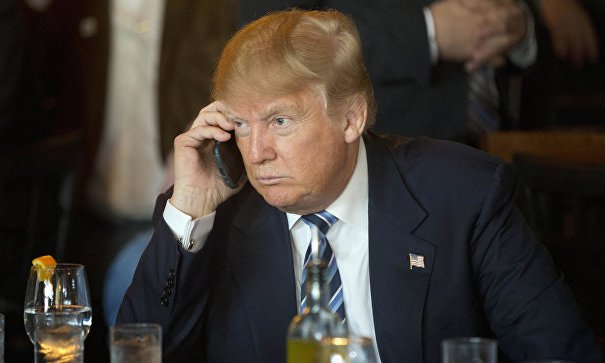 В cенате предложили отобрать у Трампа телефон из-за твитов