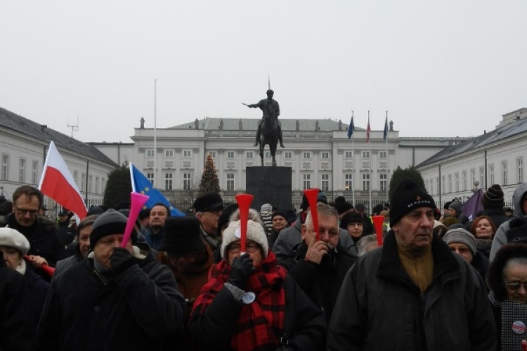 Протесты в Польше: тысячи людей выступили против правящей партии