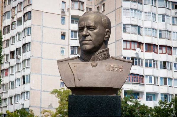 В Одессе по требованию нацистов снесли памятник Жукову накануне Дня Победы