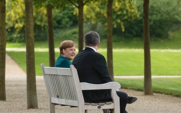 Меркель отчитала Порошенко и передала «пожелания» Москвы