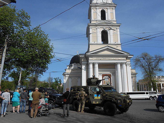 Украинцы в недоумении: зачем в центр Одессы стянули боевую технику СБУ?