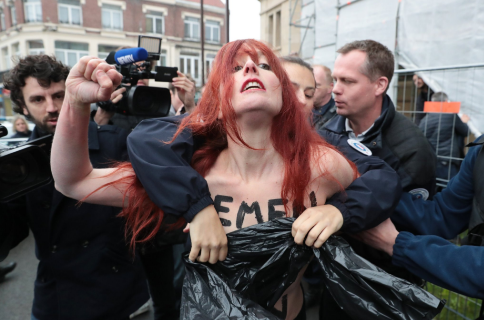 Femen против жещины-президента: активистки показали грудь назло Ле Пен