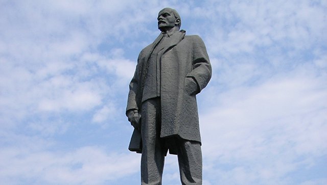 В Киеве снесли последний памятник Ленину