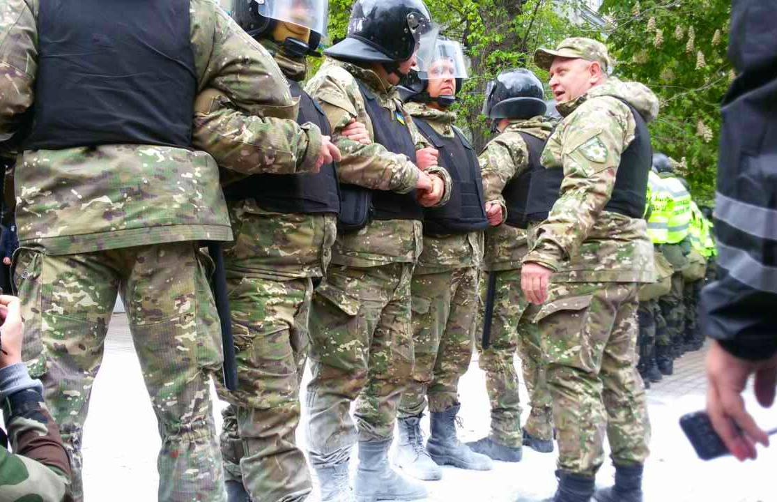Киевские полицейские накормили нациста собственной кепкой: «Жри, бандера!»