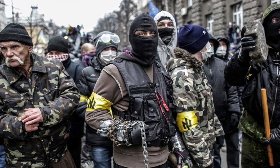 Украинские националисты забросали яйцами суд в Одессе