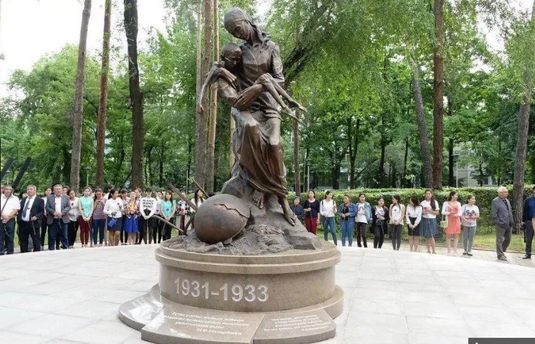 В Алматы открыли памятник жертвам голодомора