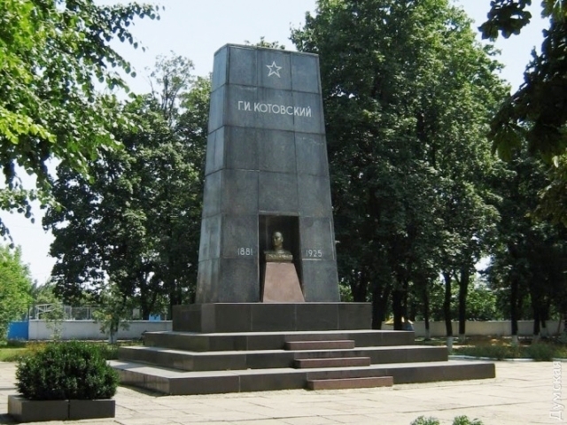 В Подольске Одесской области снесли памятник Котовскому