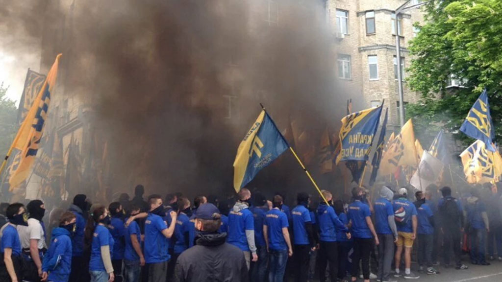 Сотни радикалов с дымовыми шашками заблокировали Раду: «Смерть врагам»