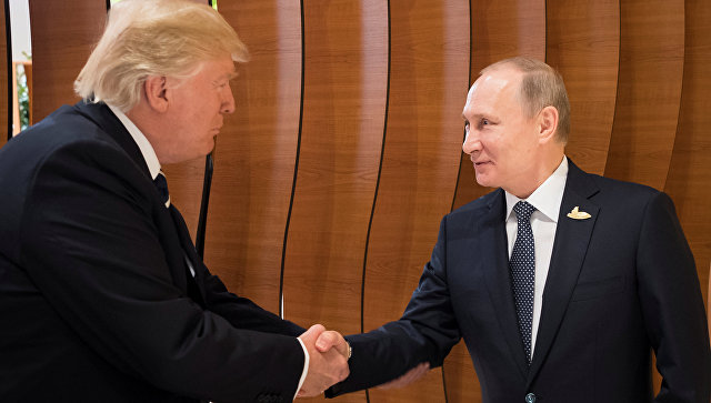 Трамп побоялся применить «фирменное» рукопожатие при встрече с Путиным