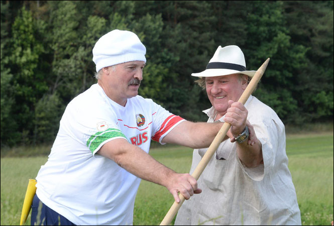 Прогулка Лукашенко "по граблям": Запад хороший, но помогает только Россия