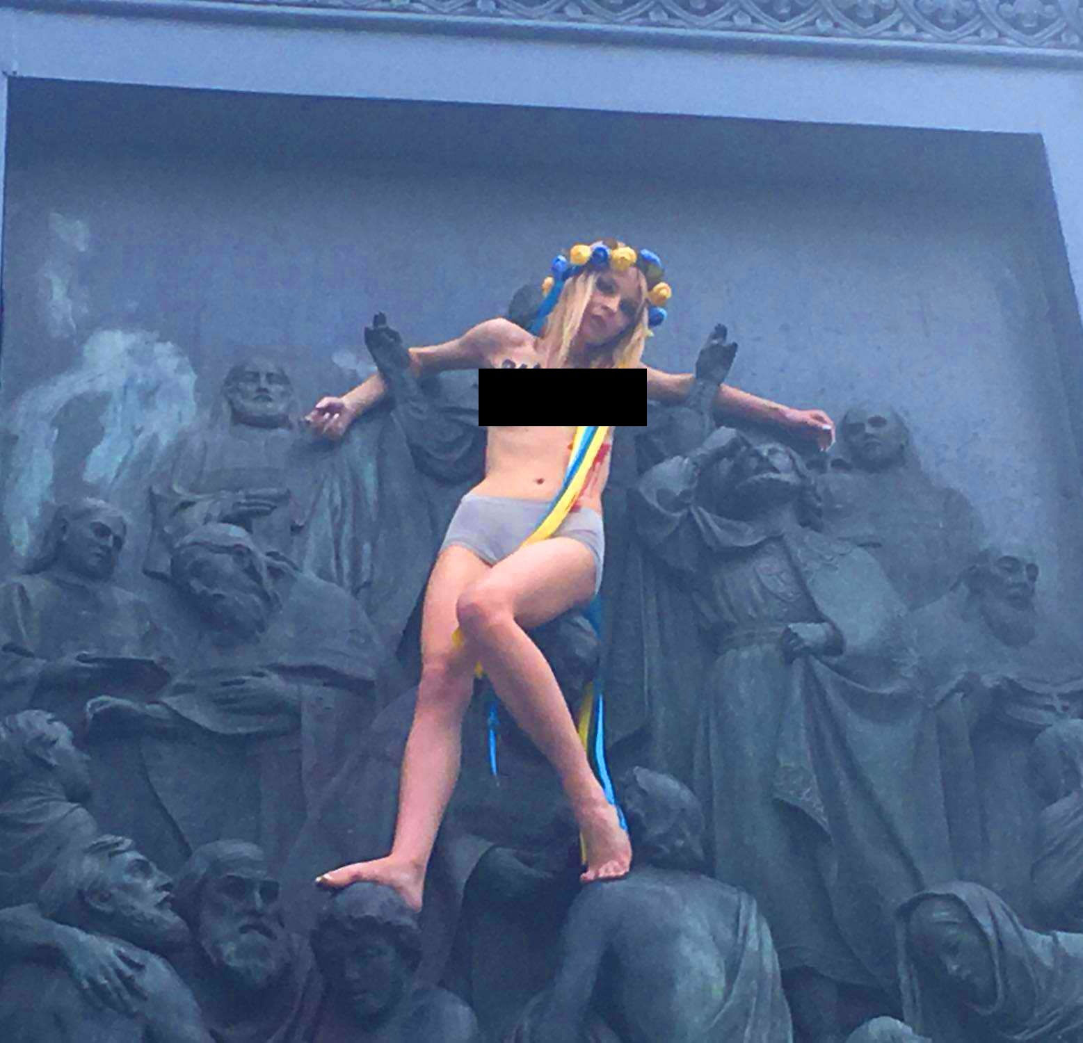 Свидомые освистали активистку Femen в Сети: Не на того Владимира залезла