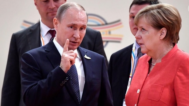 Нервно закатила глаза: в Сети спорят, чем Путин смог «достать» фрау Меркель