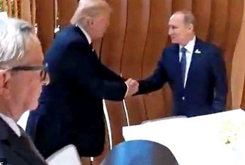 Первое рукопожатие Путина и Трампа попало на видео
