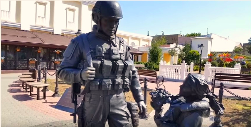 Украинец в Крыму очень удивился, увидев памятник «Вежливым людям»