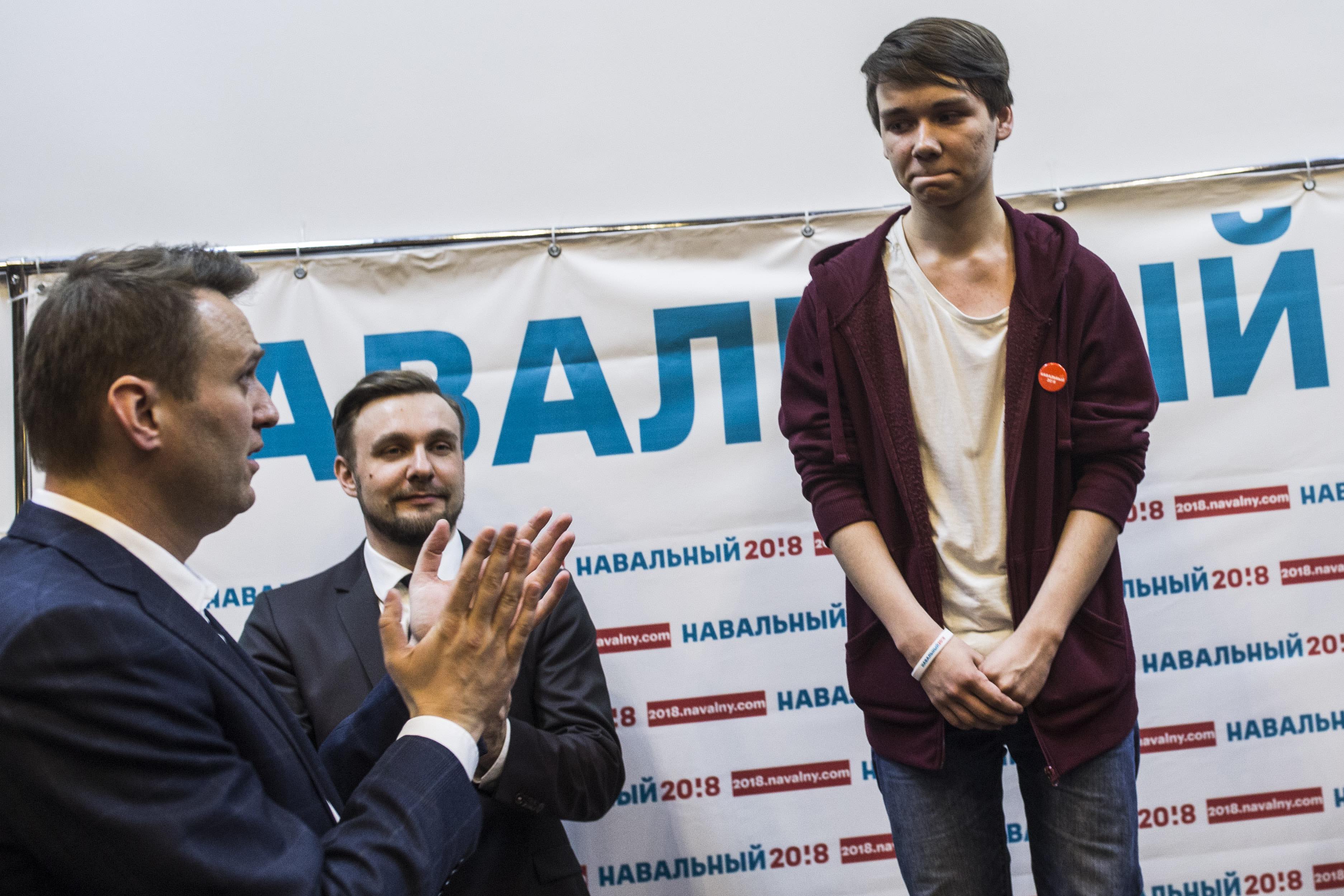 Школьник VS Навальный: волонтёры – зомби, конструктива в программе – нет