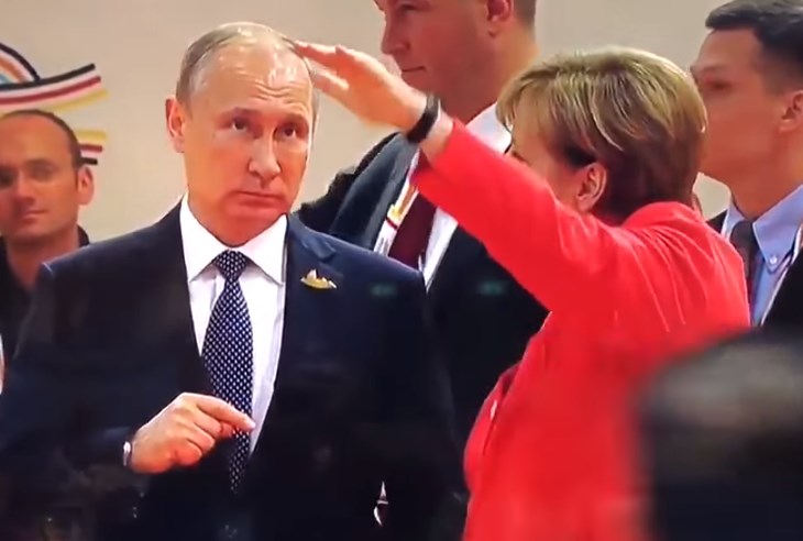 «Путин и Меркель обсудили траекторию полета «Булавы»