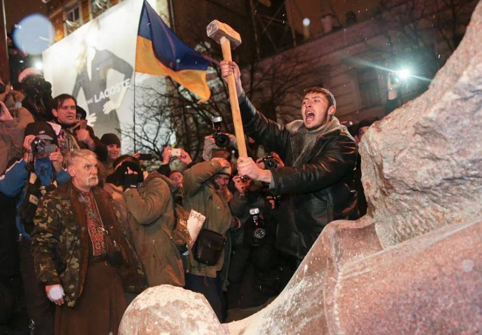 Орден Иуды: на Украине осудили «выродков», разгромивших советский памятник