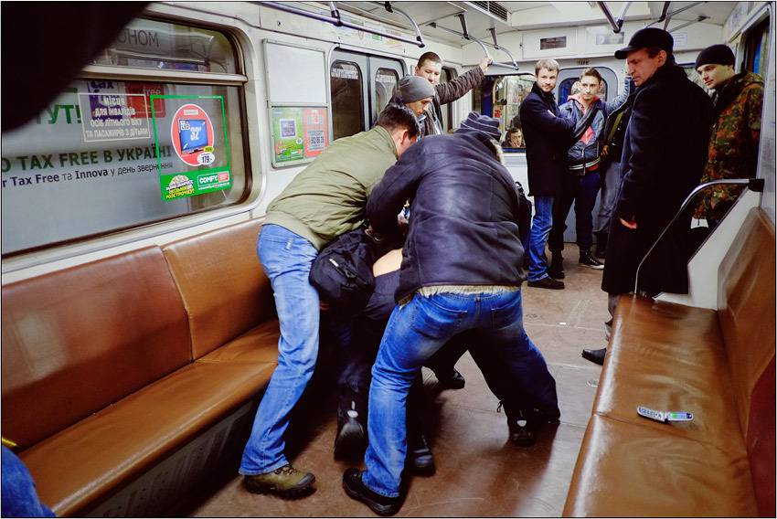 Киевлянка выгнала нищего АТОшника из метро: «Я тебя на войну не посылала»