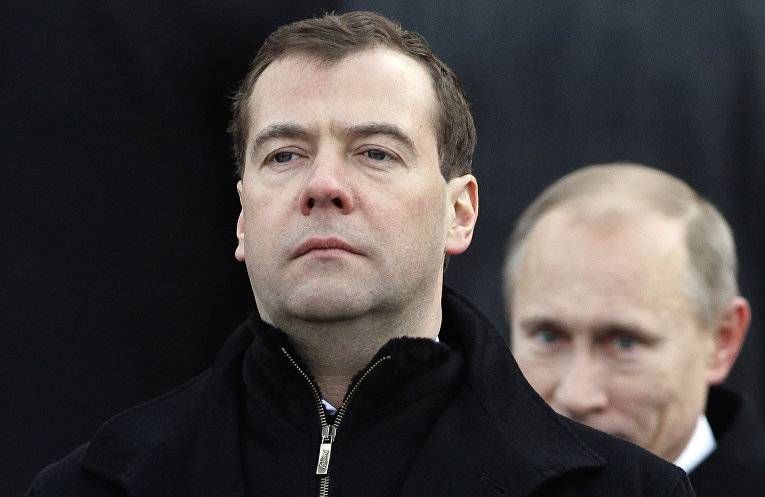 «Медведев — чемодан без ручки»: уволит ли Путин премьера-рекордсмена