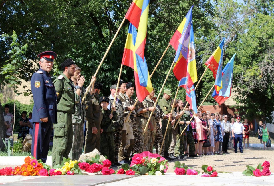 Жители Антрацита почтили память земляков, погибших от авиаударов ВСУ