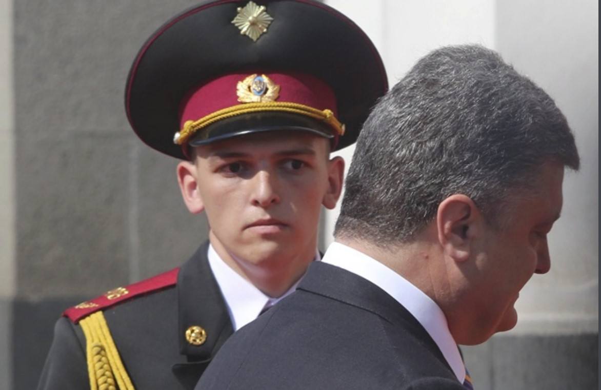 Сломанная жизнь солдата, упавшего во время инаугурации Порошенко