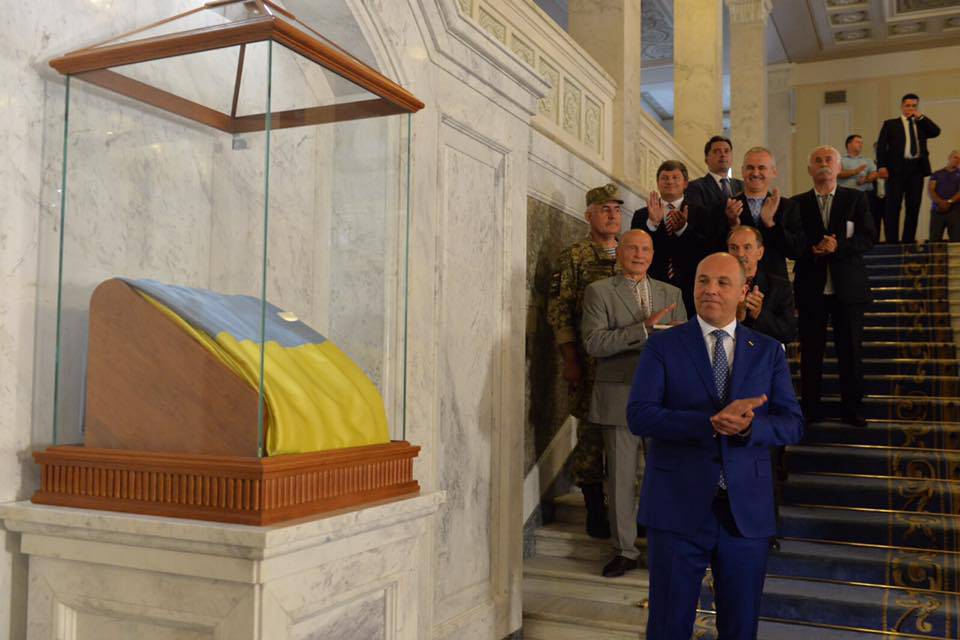 Соцсети взорвались из-за переноса флага Украины за 1,3 млн грн