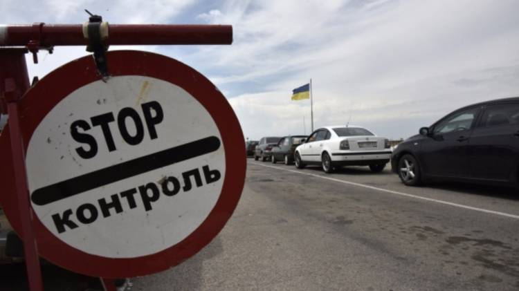 «Рванули безвозвратно»: зачем тысячи украинцев ринулись за паспортами в РФ