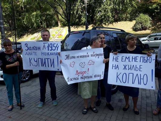 Украинцы устроили голодовку у здания Кабмина: Не ем, не пью, на жилье коплю