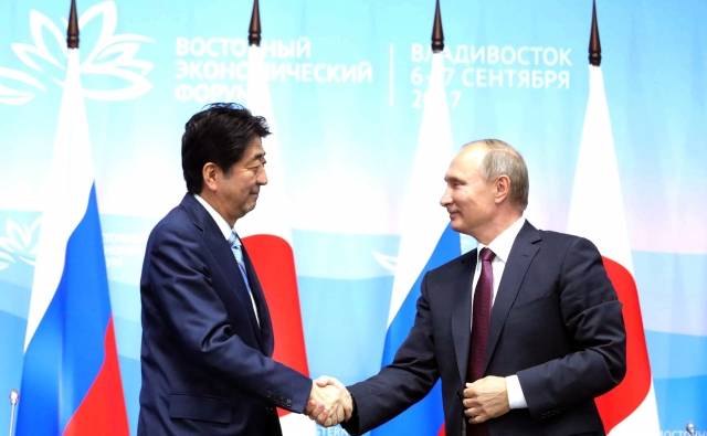 Подпишут ли Путин и Абэ мирный договор «своими руками»?